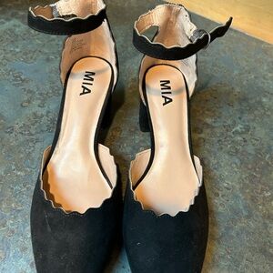MIA Black Heeled Shoes with Scalloped Design